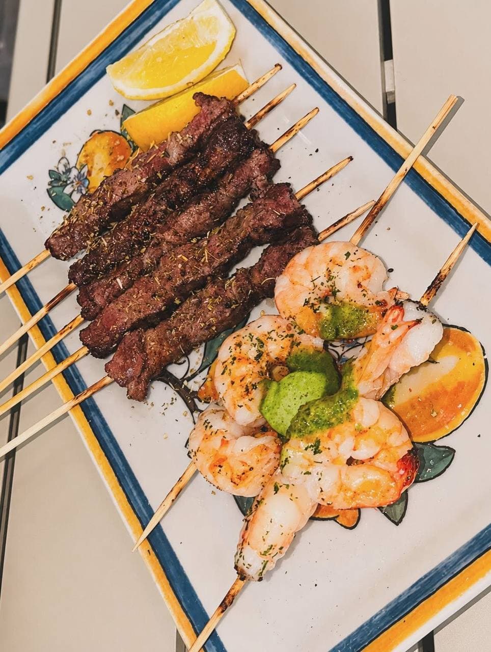 Assiette brochettes scampis & arrosticini