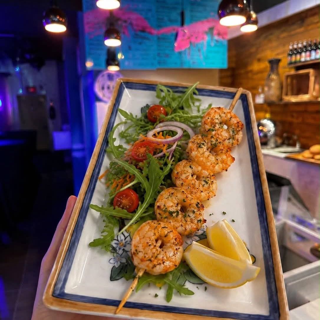 Assiette de brochettes de scampis