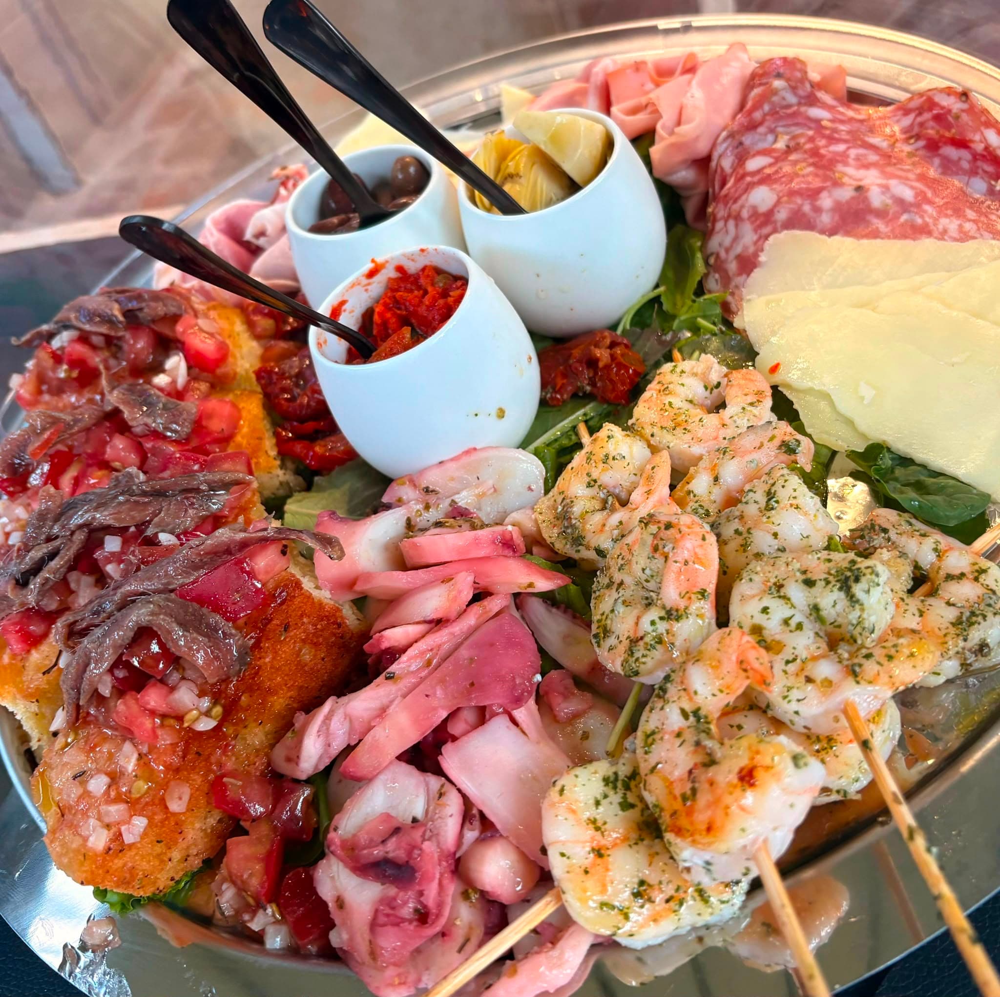 Planche mixte terre & mer, scampis, poulpe & charcuterie