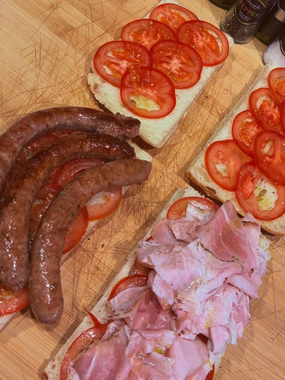 Préparation d'une focaccia salsiccia-prosciutto