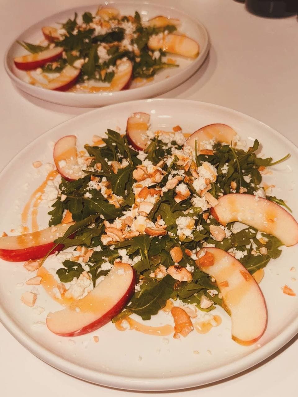 Salade chèvre, pomme, noix & miel
